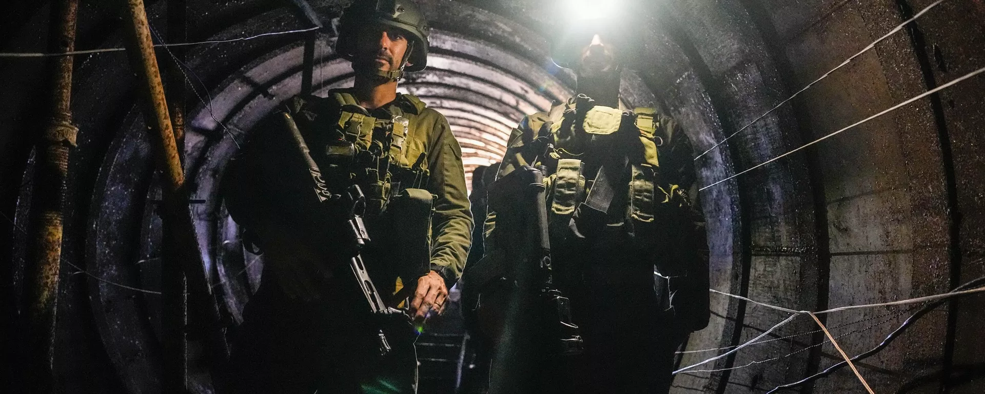 Soldados israelíes en un túnel que, alegan, utilizan los militantes de Hamás  - Sputnik Mundo, 1920, 21.12.2023