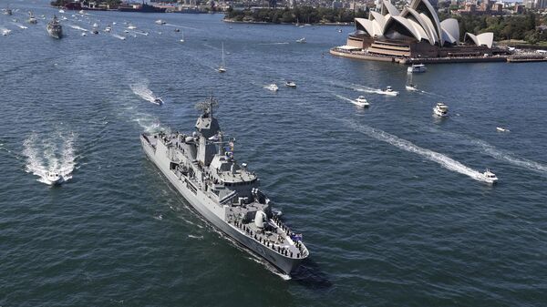 El buque de guerra australiano HMAS Perth navega cerca de la Ópera a su llegada a Sídney, Australia  - Sputnik Mundo