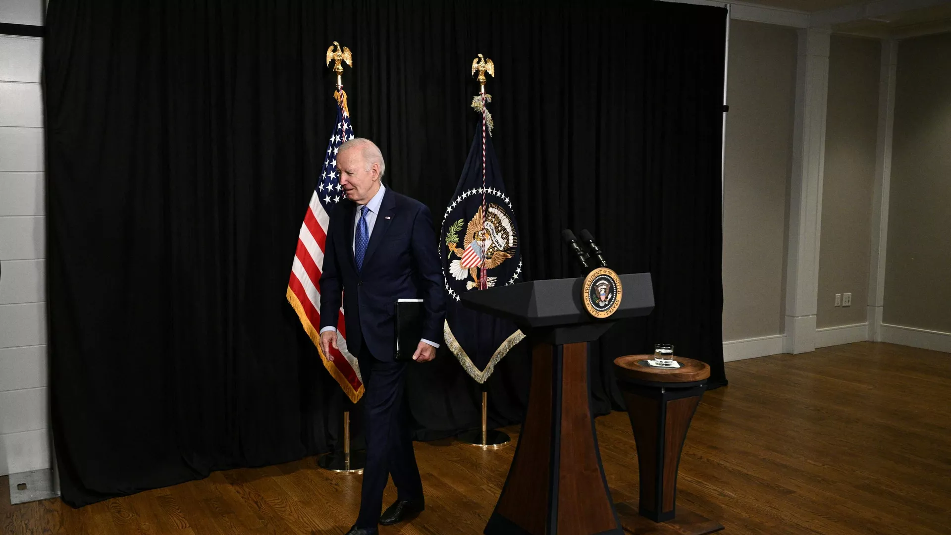 El presidente de EEUU, Joe Biden, después de pronunciar un discurso sobre la liberación de rehenes de Gaza, en Massachusetts, el 26 de noviembre de 2023.  - Sputnik Mundo, 1920, 21.12.2023