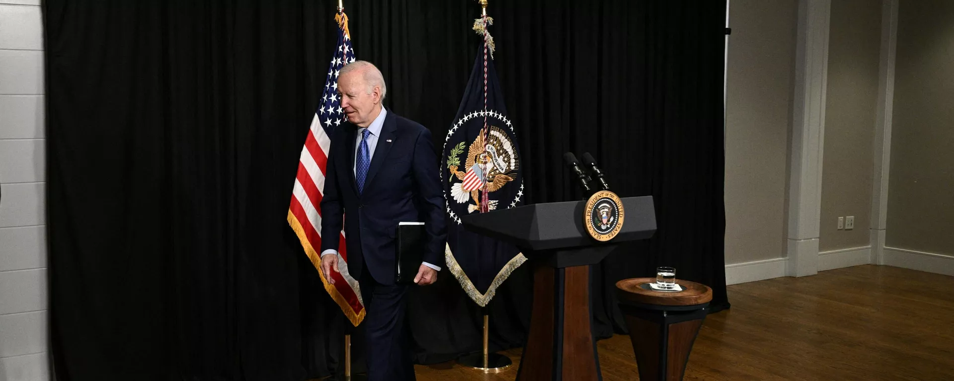El presidente de EEUU, Joe Biden, después de pronunciar un discurso sobre la liberación de rehenes de Gaza, en Massachusetts, el 26 de noviembre de 2023.  - Sputnik Mundo, 1920, 21.12.2023