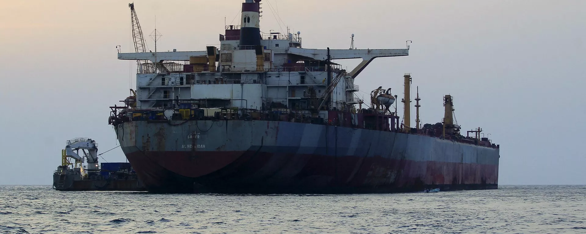 El 15 de julio de 2023, el petrolero FSO Safer, de bandera yemení, anclado en el mar Rojo frente a la costa de la provincia occidental de Hodeida - Sputnik Mundo, 1920, 18.01.2024