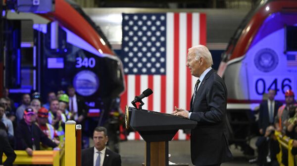 El presidente estadounidense Joe Biden pronuncia un discurso sobre su programa económico 'Bidenomics' y su programa Invertir en América en unas instalaciones de Amtrak en el condado de New Castle, Delaware, el 6 de noviembre de 2023. - Sputnik Mundo