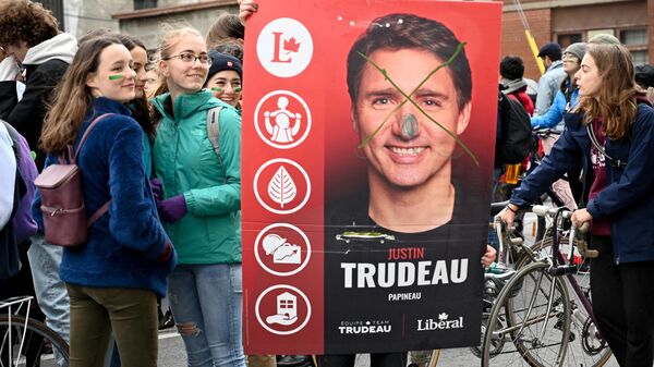 Manifestantes ambientalistas en una protesta contra el primer ministro canadiense Justin Trudeau en la ciudad de Montreal.  - Sputnik Mundo