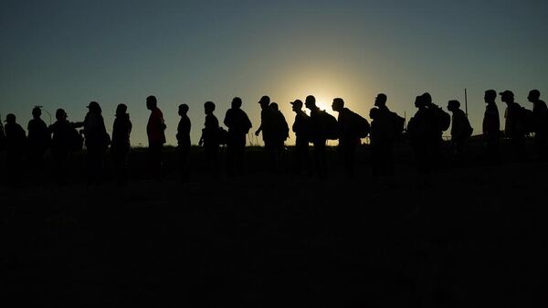 Migrantes cruzan la frontera entre México y EEUU por Eagle Pass, Texas. - Sputnik Mundo