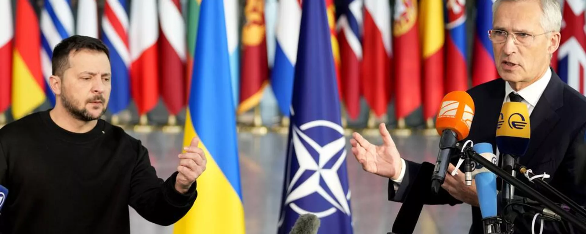 El presidente de Ucrania, Volodímir Zelenski, y el secretario general de la OTAN, Jens Stoltenberg, durante la reunión de ministros de defensa de la OTAN en Bruselas, el 11 de octubre de 2023.  - Sputnik Mundo, 1920, 22.12.2023