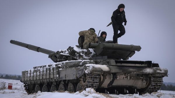 Soldados ucranianos practicando sobre un tanque durante un entrenamiento militar en Ucrania el 6 de diciembre de 2023 - Sputnik Mundo