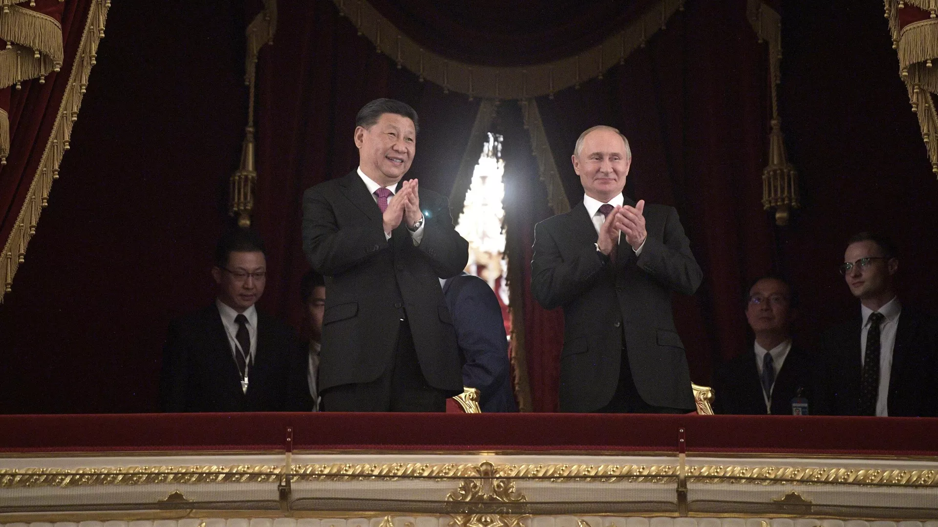 Los mandatarios de China y Rusia, Xi Jinping y Vladímir Putin, el 5 de junio, 2019 - Sputnik Mundo, 1920, 29.12.2023