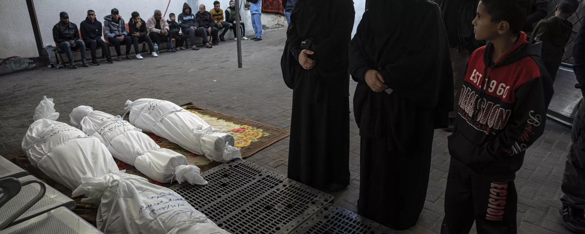 Mujeres palestinas lloran a sus familiares asesinados en el bombardeo israelí de la Franja de Gaza - Sputnik Mundo, 1920, 29.12.2023