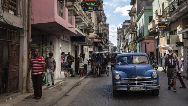 Locales comerciales en una calle de La Habana, Cuba - Sputnik Mundo