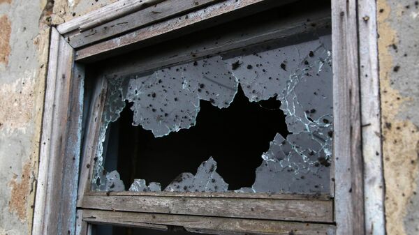 Ventanas rotas tras un bombardeo ucraniano - Sputnik Mundo
