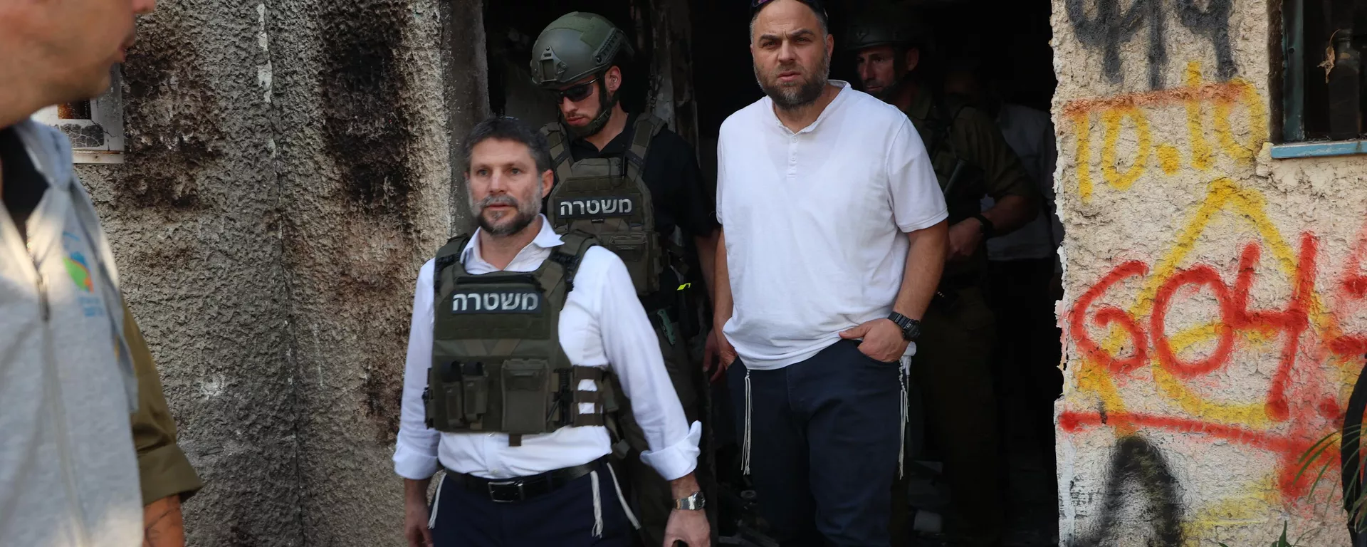 El ministro de Finanzas israelí de extrema derecha, Bezalel Smotrich, camina con soldados durante una visita al kibutz Kfar Aza, cerca de la frontera con la Franja de Gaza, el 14 de noviembre de 2023. - Sputnik Mundo, 1920, 01.01.2024