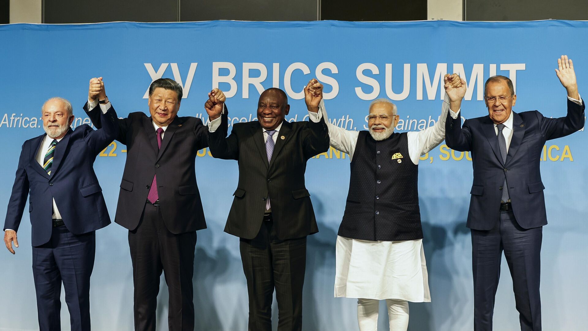 De izquierda a derecha: el presidente de Brasil, Luiz Inacio Lula da Silva, el presidente de China, Xi Jinping, el presidente de Sudáfrica, Cyril Ramaphosa, el primer ministro de la India, Narendra Modi, y el ministro de Exteriores de Rusia, Serguéi Lavrov, posan para una foto del grupo de los BRICS durante la Cumbre de los BRICS de 2023 - Sputnik Mundo, 1920, 01.01.2024