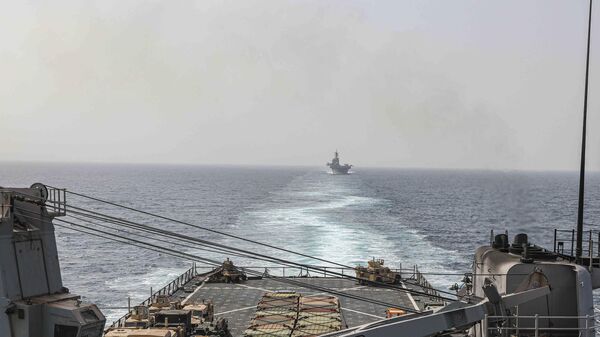 Los buques de asalto anfibio USS Carter Hall y USS Bataan navegan por el estrecho de Bab al-Mandeb - Sputnik Mundo