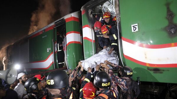 Al menos 4 muertos en un incendio de un tren en la capital de Bangladés - Sputnik Mundo