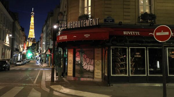 Las tiendas y cafeterías cerradas en una calle vacía, con la Torre Eiffel al fondo, en París  - Sputnik Mundo