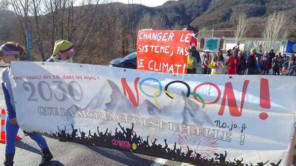 Protestas contra la celebración de los Juegos Olímpicos de Invierno en Francia. - Sputnik Mundo