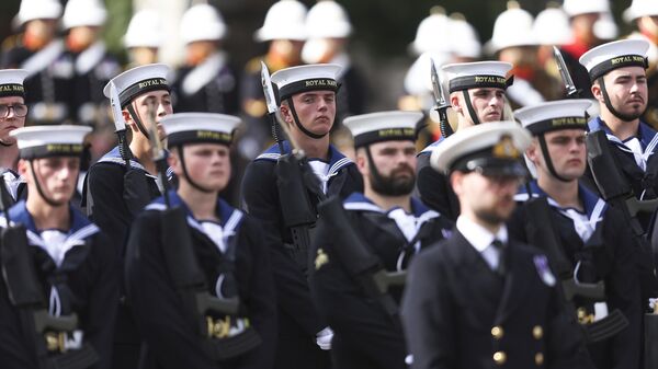 Marineros de la Marina Real marchan, antes de una procesión  - Sputnik Mundo