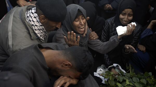 Palestinos lloran a sus familiares muertos en los bombardeos israelíes sobre la Franja de Gaza - Sputnik Mundo