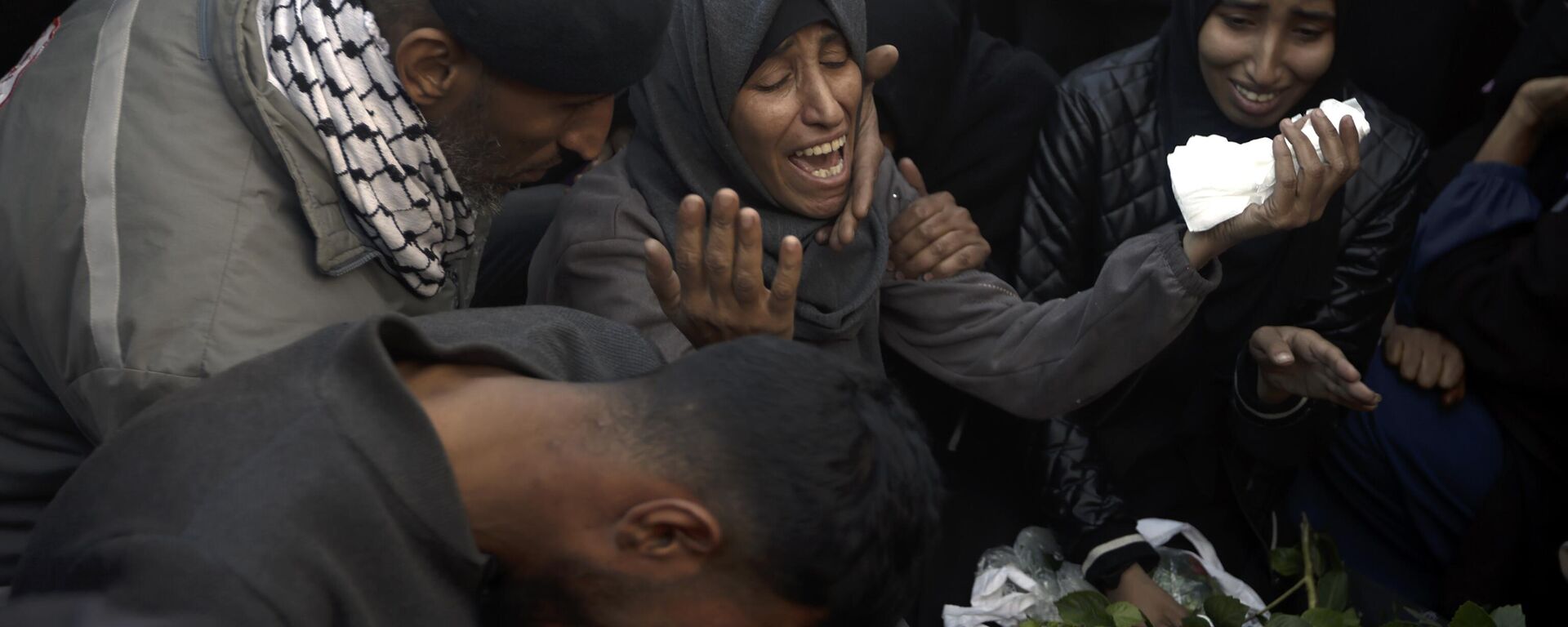 Palestinos lloran a sus familiares muertos en los bombardeos israelíes sobre la Franja de Gaza - Sputnik Mundo, 1920, 17.01.2024
