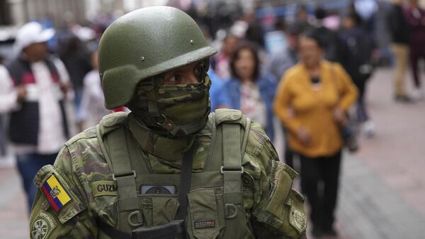 Un soldado del Ejército de Ecuador en las calles de Quito el 9 de enero de 2024 - Sputnik Mundo