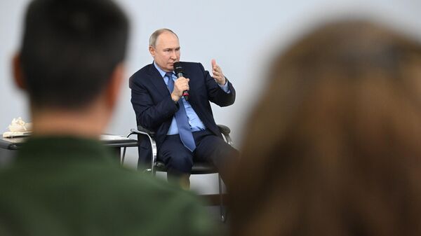 El presidente ruso, Vladímir Putin, durante una reunión con los residentes de la región de Chukotka. - Sputnik Mundo