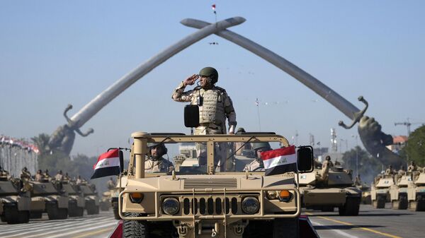 Tropas del Ejército iraquí conducen sus vehículos bajo el hito del Arco de la Victoria, durante un desfile con motivo del Día del Ejército en Bagdad, Irak, el 6 de enero de 2024. - Sputnik Mundo
