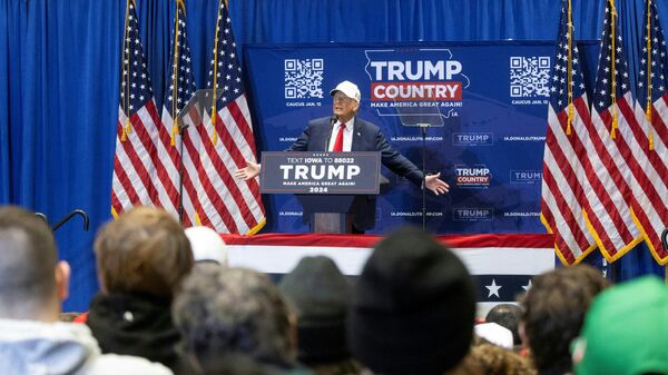 El expresidente de EEUU y aspirante republicano a la presidencia, Donald Trump, habla durante un mitin para comprometerse con el caucus en Iowa, el 14 de enero de 2024. - Sputnik Mundo