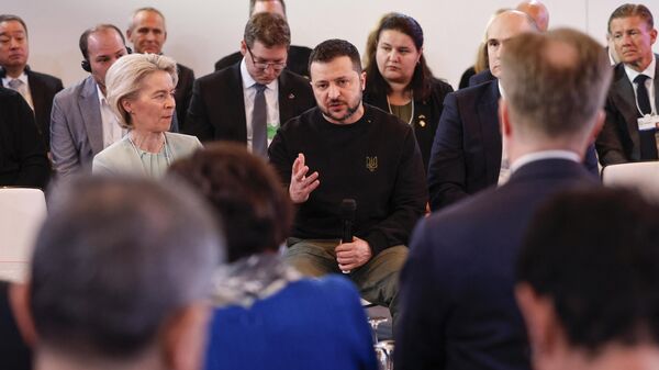 El presidente ucraniano, Volodímir Zelenski, habla mientras la presidenta de la Comisión Europea, Ursula Von der Leyen, le escucha en la sesión 'CEOs for Ukraine' durante el Foro Económico Mundial (FEM) de Davos el 16 de enero de 2024.  - Sputnik Mundo