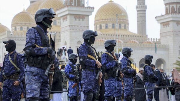 Fuerzas hutíes en guardia en la capital de Yemen, Saná, durante una protesta contra Estados Unidos e Israel - Sputnik Mundo