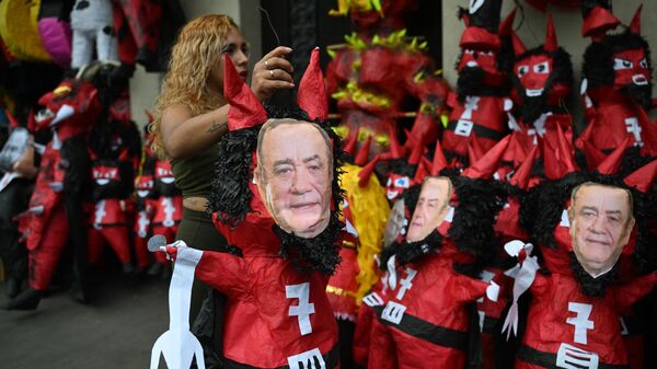 La sociedad guatemalteca se mofa del ahora expresidente Alejandro Giammattei vendiendo diablitos con su rostro - Sputnik Mundo