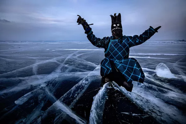 El griego Athanasios Maloukos ganó en la categoría Gente y Culturas (People and Cultures Portfolio), con una foto tomada en el lago Baikal, en Siberia (Rusia). - Sputnik Mundo