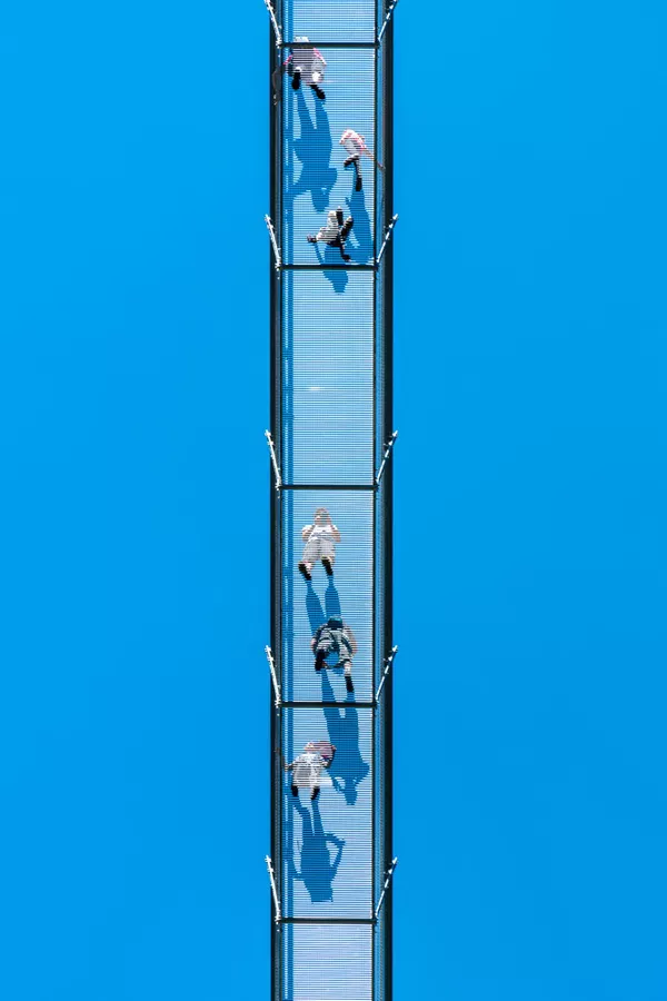 Josien van Geffen, de los Países Bajos, ganó en la categoría Una foto: Arriba, A la altura de los ojos, Abajo (MPB One Shot: Above, Eye Level, Below). La imagen muestra el puente colgante Highline179 en la ciudad austriaca de Reutte. - Sputnik Mundo