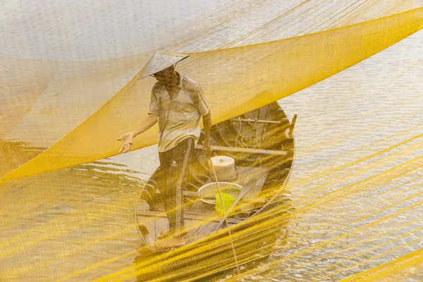 La fotografía de Julian Elliott de un pescador en el río Thu Bon, en la provincia vietnamita de Quang Nam, recibió una mención especial en la categoría Mejor Imagen Individual de Gente y Culturas (Best Single Image in a People and Cultures Portfolio). - Sputnik Mundo