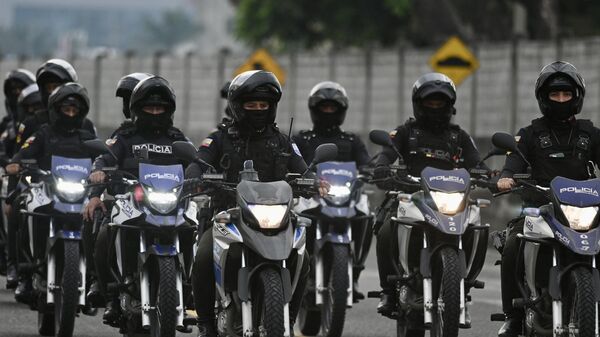 Policías ecuatorianos trasladando a familiares del narcotraficante ecuatoriano conocido como Fito - Sputnik Mundo