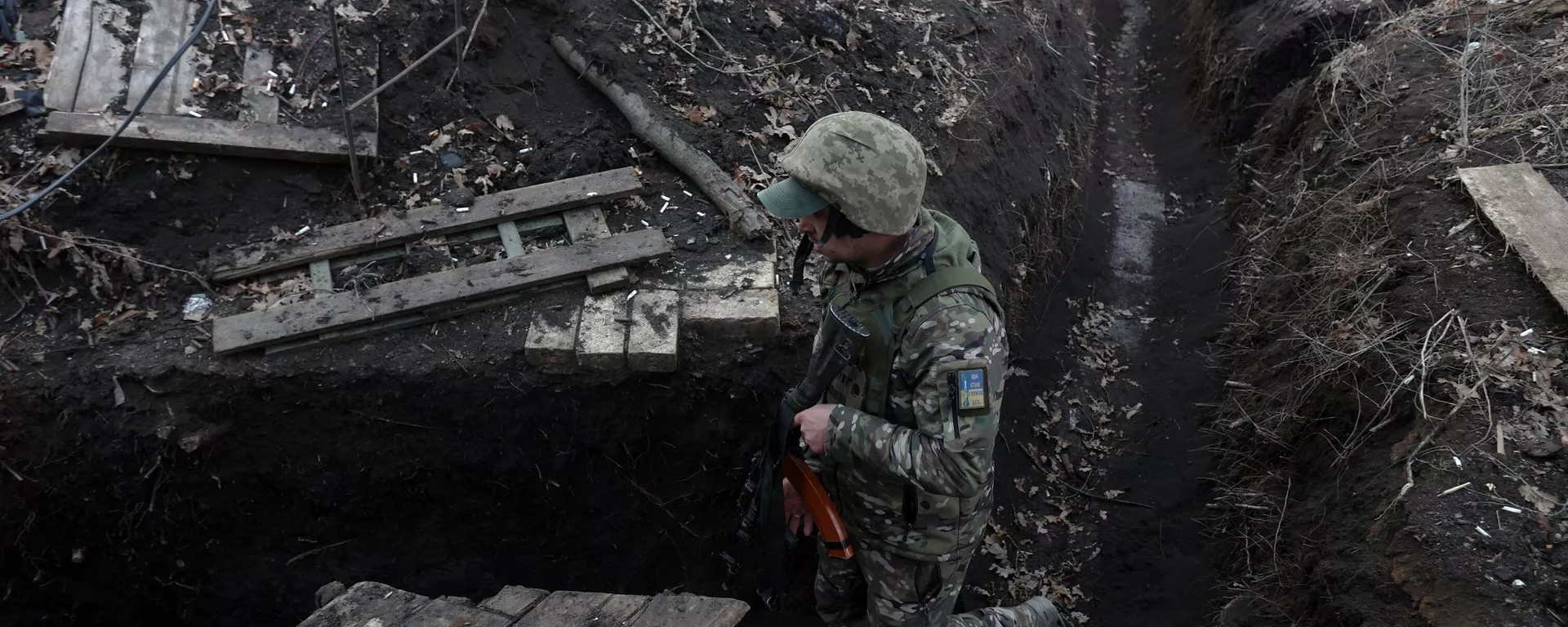 Un militar ucraniano en una trinchera en la región de Donetsk en enero de 2023 - Sputnik Mundo, 1920, 22.01.2024
