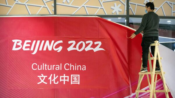Un trabajador retira el techo de una exposición sobre la cultura china en una plaza de la Villa Olímpica de Invierno en Pekín, el 24 de diciembre de 2021 - Sputnik Mundo