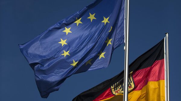 La bandera de UE y la alemana ondean al viento frente a la cancillería el viernes 12 de octubre de 2012 en Berlín. - Sputnik Mundo