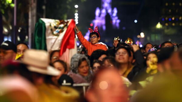 Mexicanos se congregan en una de las principales avenidas de la Ciudad de México para ver al cantante Rubén Blades el 31 de diciembre de 2023 - Sputnik Mundo