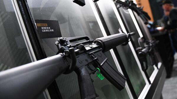 Un rifle semiautomático de 5,56 mm estilo retro AR-15 de Stag Arms se muestra durante la Reunión Anual de la Asociación Nacional del Rifle (NRA) en Houston, Texas - Sputnik Mundo