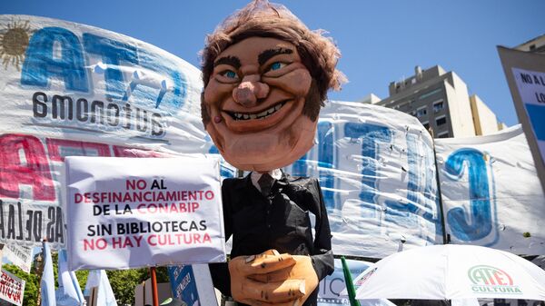Un muñeco del presidente argentino Javier Milei es visto durante una manifestación durante un paro nacional contra el gobierno de Javier Milei en el centro de Buenos Aires, el 24 de enero de 2024  - Sputnik Mundo