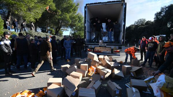 Agricultores vacían camiones con productos importados en el sur de Francia - Sputnik Mundo