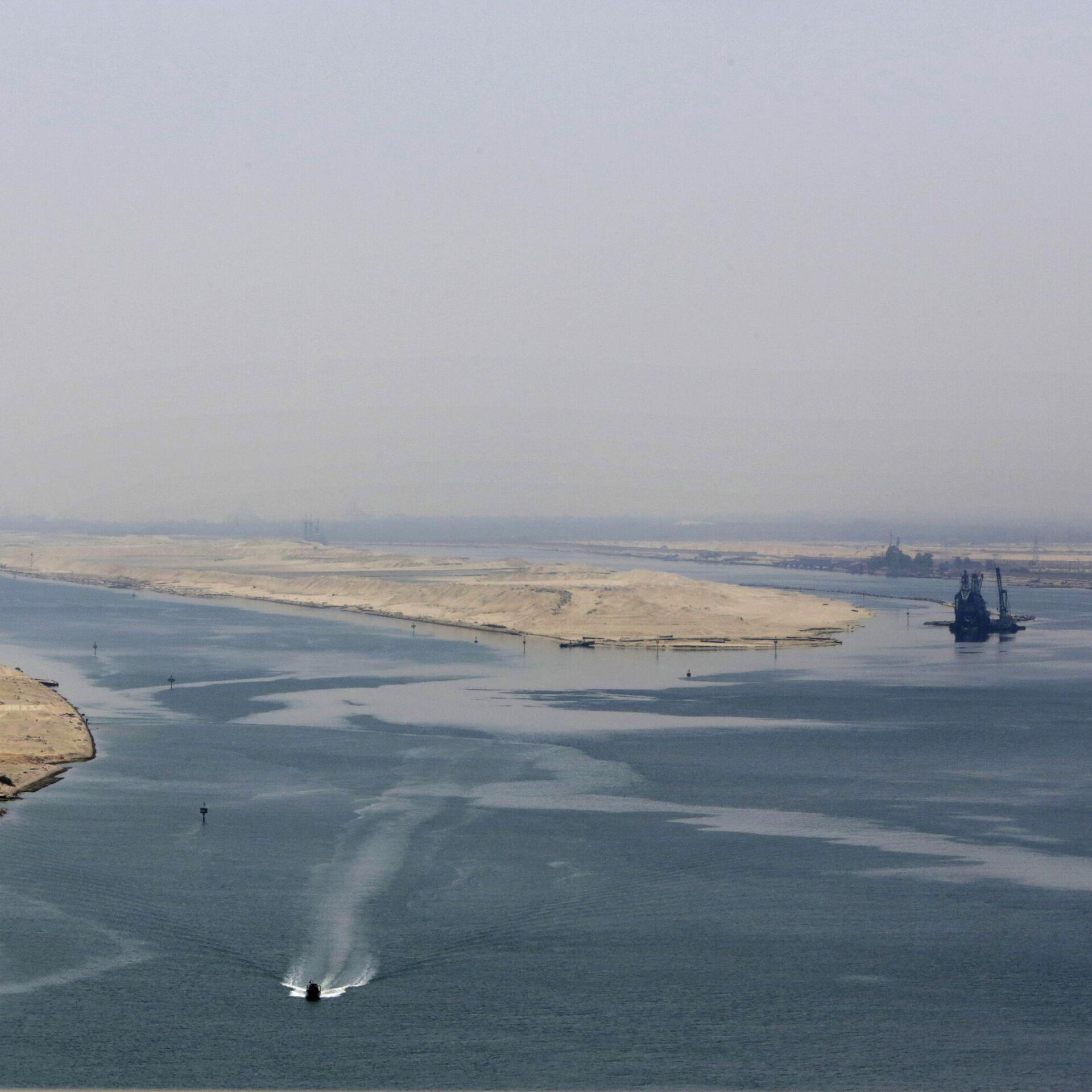 Проход через суэцкий. Суэцкий канал Египет. Исмаилия Суэцкий канал. Красное море Суэцкий канал. Суэц город в Египте.