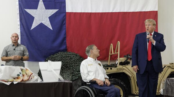 El gobernador de Texas, Greg Abbott, con el expresidente Donald Trump - Sputnik Mundo
