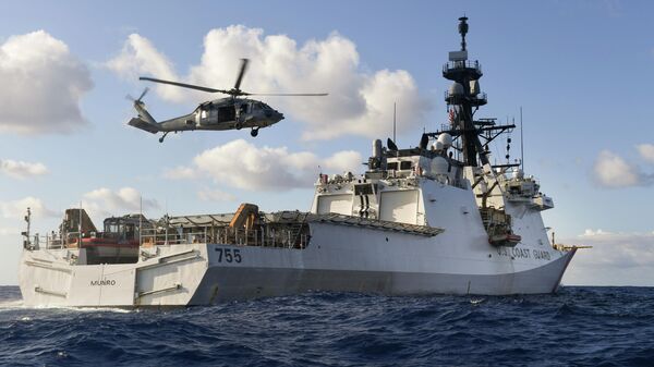 Un helicóptero MH-60S Sea Hawk realiza ejercicios cerca del buque clase Legend USCGC Munro en el Océano Pacífico - Sputnik Mundo
