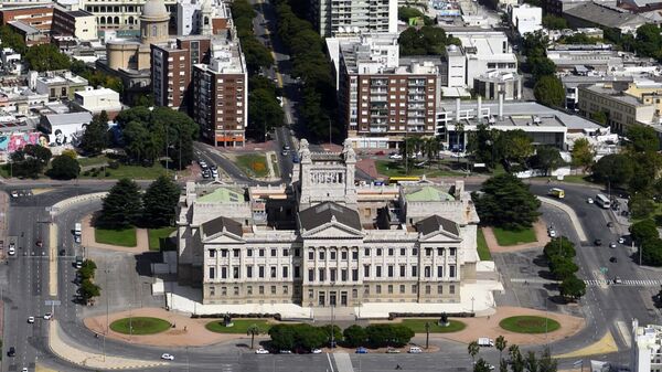 Vista aérea del Palacio Legislativo (edificio del Congreso) con la avenida que lo rodea casi vacía en Montevideo el 7 de abril de 2020  - Sputnik Mundo
