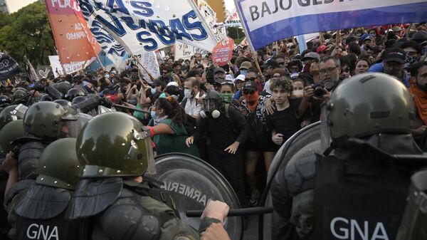 Miembros de la Gendarmería Nacional de Argentina contienen a manifestantes afuera de la Cámara de Diputados del país, donde se discute la ley ómnibus de Javier Milei - Sputnik Mundo