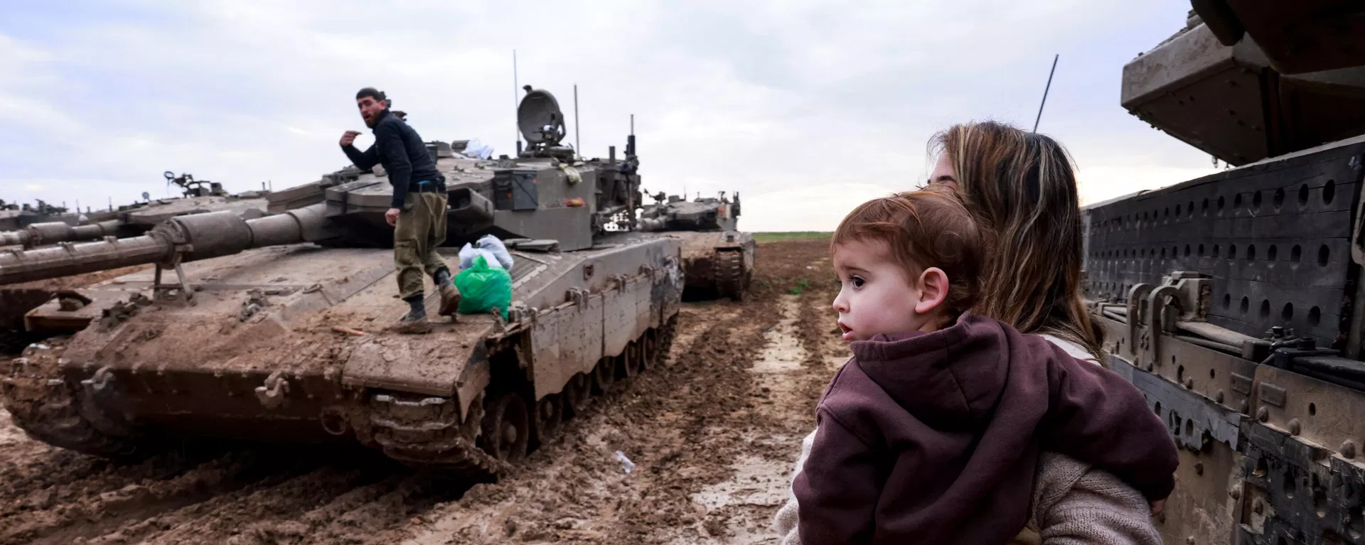 La esposa y el hijo de un soldado israelí visitan a su marido después de su regreso de una misión en territorio palestino, fronterizo con la Franja de Gaza. - Sputnik Mundo, 1920, 22.02.2024