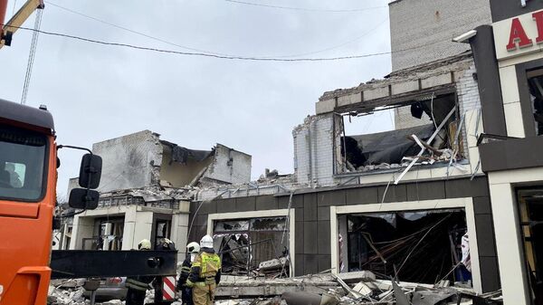 Consecuencias de un bombardeo de Lisichansk por parte de Ucrania - Sputnik Mundo