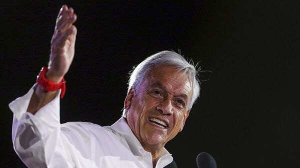 Sebastián Piñera, expresidente chileno que se presenta de nuevo a las elecciones, se dirige a sus simpatizantes en su mitin de cierre de campaña en Santiago de Chile, 16 de noviembre de 2017  - Sputnik Mundo