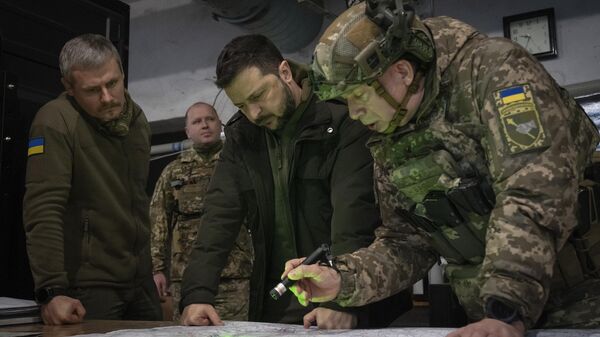 Volodímir Zelenski, presidente de Ucrania, y el coronel general Olexandr Sirski, comandante en jefe de las FFAA de Ucrania, observan un mapa durante su visita a la región ucraniana de Járkov. - Sputnik Mundo